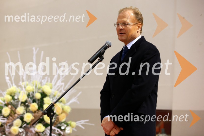 Janez Škrabec, direktor podjetja Riko d.o.o.Predaja lesene modularne hiše Katji Koletnik in predstavitev del Alena Ožbolta na razstavi Dve strani dotika