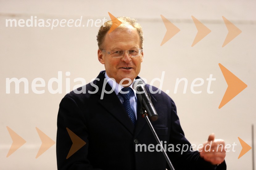 Janez Škrabec, direktor podjetja Riko d.o.o.Predaja lesene modularne hiše Katji Koletnik in predstavitev del Alena Ožbolta na razstavi Dve strani dotika