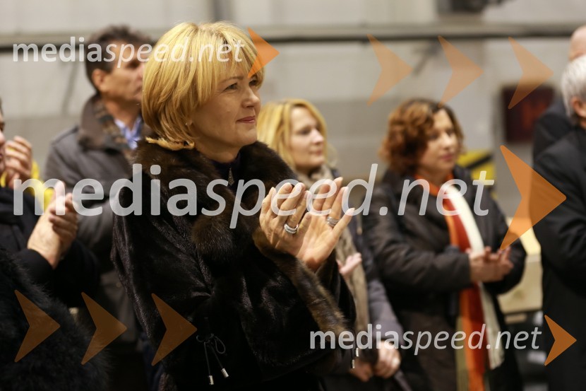 	Nevenka Črešnar Pergar, direktorica NP ConsultingPredaja lesene modularne hiše Katji Koletnik in predstavitev del Alena Ožbolta na razstavi Dve strani dotika