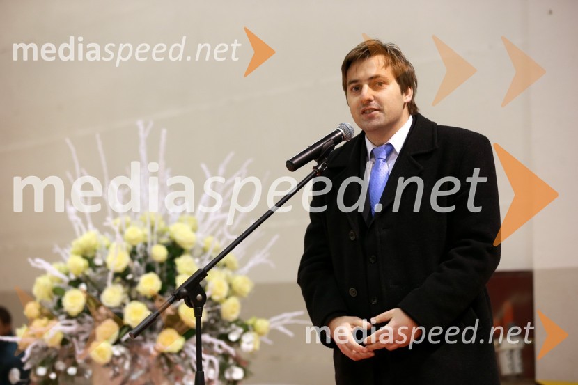 Mitja Horvat, župan občine DuplekPredaja lesene modularne hiše Katji Koletnik in predstavitev del Alena Ožbolta na razstavi Dve strani dotika