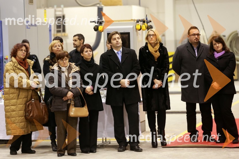 Predaja lesene modularne hiše Katji Koletnik in predstavitev del Alena Ožbolta na razstavi Dve strani dotika