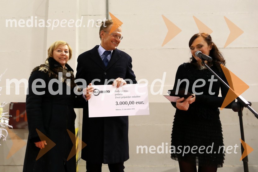 Darja Groznik, odgovorna urednica prvega programa Radia Slovenija ter predsednica Zveze prijateljev mladine Maribor; Janez Škrabec, direktor podjetja Riko d.o.o.; Tajda Lekše, povezovalkaPredaja lesene modularne hiše Katji Koletnik in predstavitev del Alena Ožbolta na razstavi Dve strani dotika