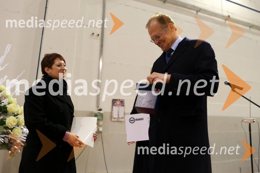 ...; Janez Škrabec, direktor podjetja Riko d.o.o.Predaja lesene modularne hiše Katji Koletnik in predstavitev del Alena Ožbolta na razstavi Dve strani dotika