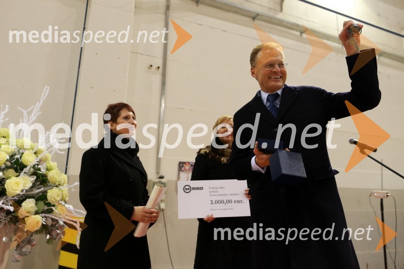 ...; Darja Groznik, odgovorna urednica prvega programa Radia Slovenija ter predsednica Zveze prijateljev mladine Maribor; Janez Škrabec, direktor podjetja Riko d.o.o.Predaja lesene modularne hiše Katji Koletnik in predstavitev del Alena Ožbolta na razstavi Dve strani dotika