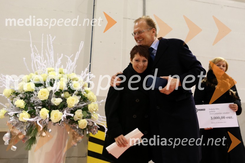 ...; Janez Škrabec, direktor podjetja Riko d.o.o.; Darja Groznik, odgovorna urednica prvega programa Radia Slovenija ter predsednica Zveze prijateljev mladine MariborPredaja lesene modularne hiše Katji Koletnik in predstavitev del Alena Ožbolta na razstavi Dve strani dotika