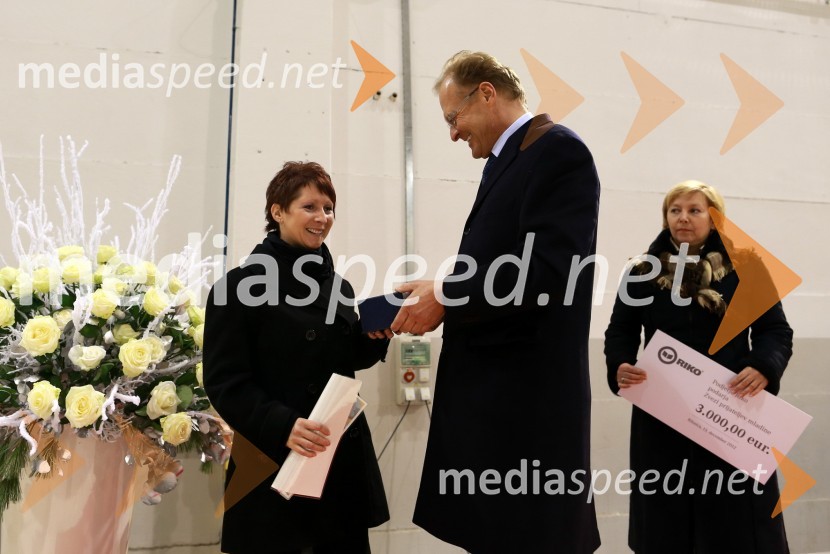 ...; Janez Škrabec, direktor podjetja Riko d.o.o.; Darja Groznik, odgovorna urednica prvega programa Radia Slovenija ter predsednica Zveze prijateljev mladine MariborPredaja lesene modularne hiše Katji Koletnik in predstavitev del Alena Ožbolta na razstavi Dve strani dotika