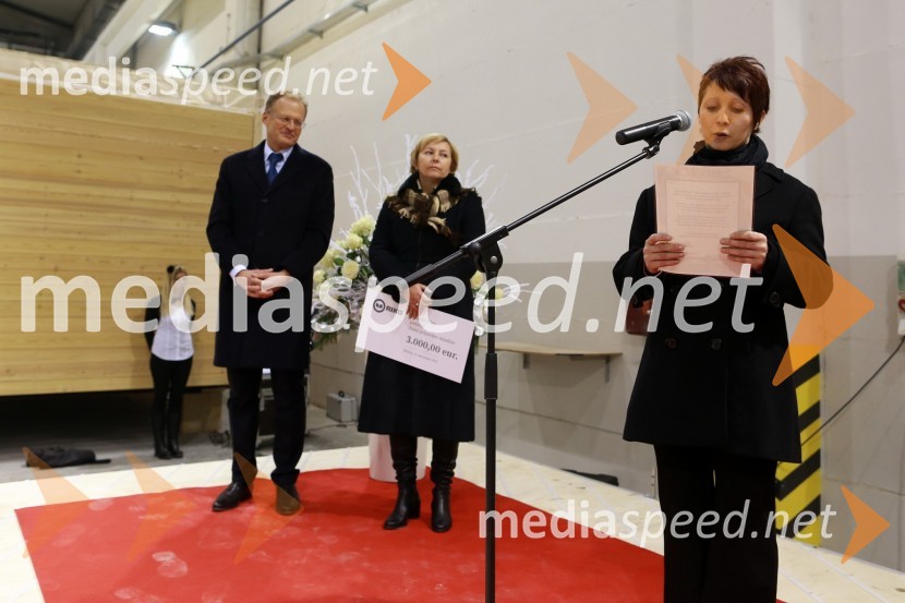 Janez Škrabec, direktor podjetja Riko d.o.o.; Darja Groznik, odgovorna urednica prvega programa Radia Slovenija ter predsednica Zveze prijateljev mladine Maribor; ...Predaja lesene modularne hiše Katji Koletnik in predstavitev del Alena Ožbolta na razstavi Dve strani dotika