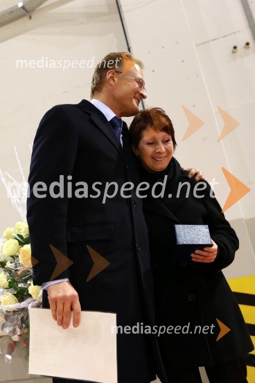 .Janez Škrabec, direktor podjetja Riko d.o.o.; ...Predaja lesene modularne hiše Katji Koletnik in predstavitev del Alena Ožbolta na razstavi Dve strani dotika