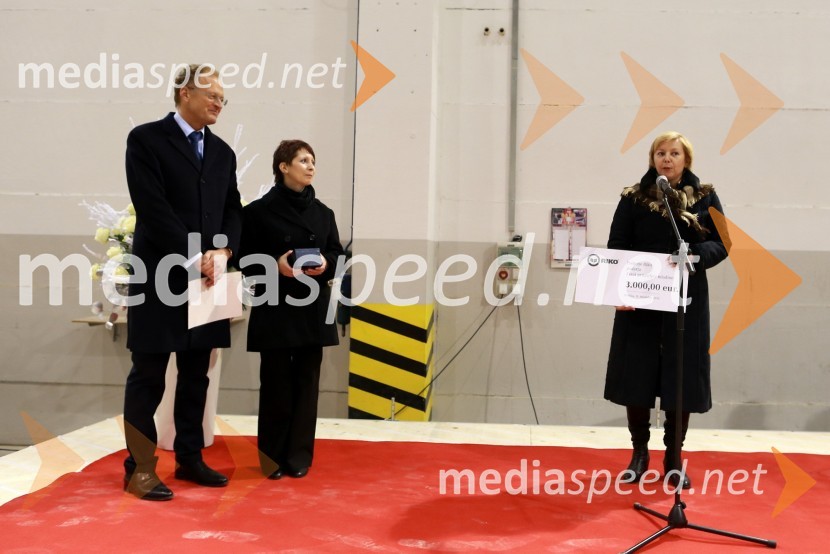 .Janez Škrabec, direktor podjetja Riko d.o.o.; ...; ...Predaja lesene modularne hiše Katji Koletnik in predstavitev del Alena Ožbolta na razstavi Dve strani dotika