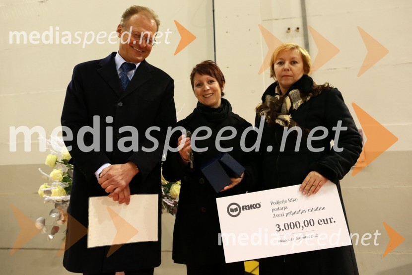 Janez Škrabec, direktor podjetja Riko d.o.o.; ...; Darja Groznik, odgovorna urednica prvega programa Radia Slovenija ter predsednica Zveze prijateljev mladine MariborPredaja lesene modularne hiše Katji Koletnik in predstavitev del Alena Ožbolta na razstavi Dve strani dotika