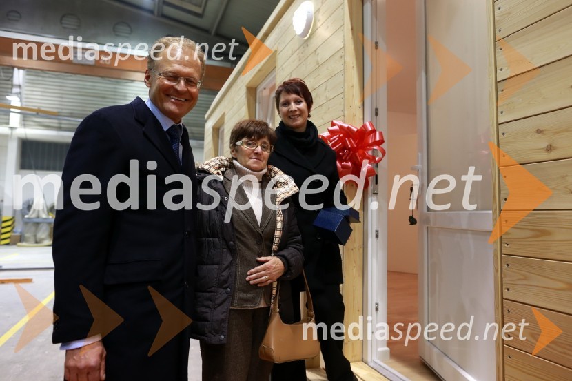 .Janez Škrabec, direktor podjetja Riko d.o.o.; ...; ...Predaja lesene modularne hiše Katji Koletnik in predstavitev del Alena Ožbolta na razstavi Dve strani dotika