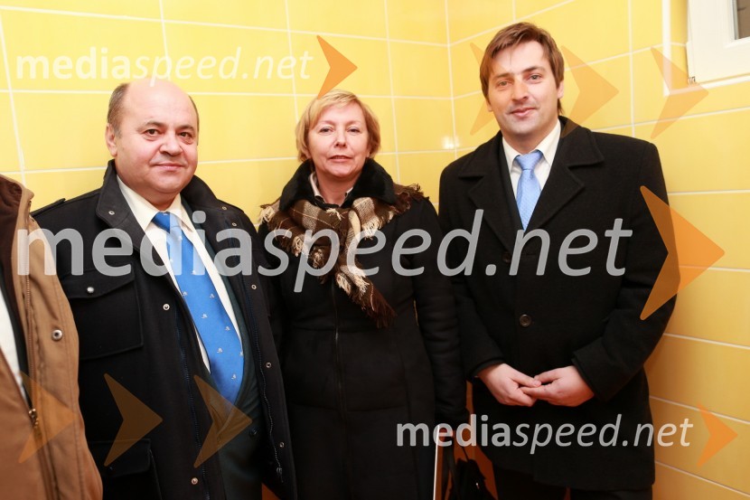 ...; Darja Groznik, odgovorna urednica prvega programa Radia Slovenija ter predsednica Zveze prijateljev mladine Maribor; Mitja Horvat, župan občine DuplekPredaja lesene modularne hiše Katji Koletnik in predstavitev del Alena Ožbolta na razstavi Dve strani dotika