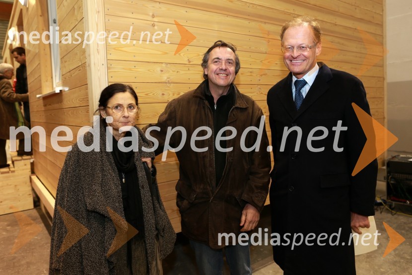 ...; ...; Janez Škrabec, direktor podjetja Riko d.o.o.Predaja lesene modularne hiše Katji Koletnik in predstavitev del Alena Ožbolta na razstavi Dve strani dotika