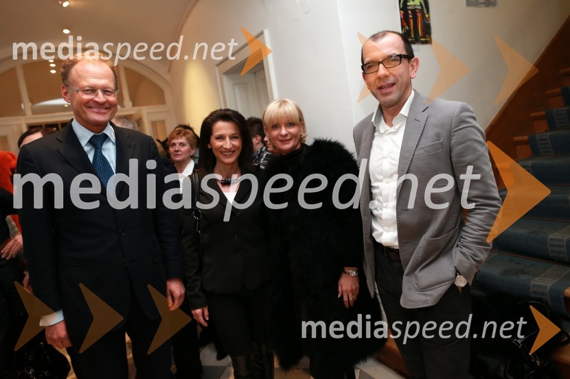 Janez Škrabec, direktor podjetja Riko d.o.o.; Betka Šuhel Mikolič, BPR; Nevenka Črešnar Pergar, direktorica NP Consulting; Dean MikoličPredaja lesene modularne hiše Katji Koletnik in predstavitev del Alena Ožbolta na razstavi Dve strani dotika