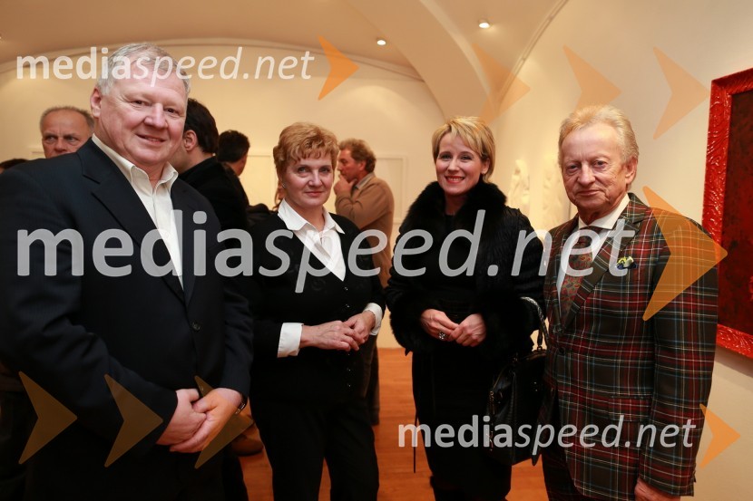 Leopold Trdan, tehnični direktor Riko d.o.o.; Teja Trdan; Zdenka Podgornik, direktorica podjetja Schilling d.o.o.; Leonhard Podgornik, prokurist Schilling d.o.o.Predaja lesene modularne hiše Katji Koletnik in predstavitev del Alena Ožbolta na razstavi Dve strani dotika