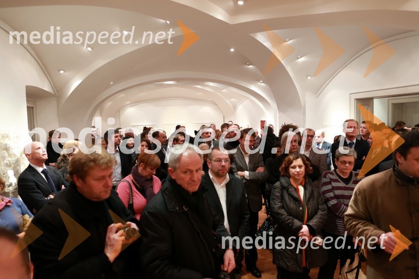 ObiskovalciPredaja lesene modularne hiše Katji Koletnik in predstavitev del Alena Ožbolta na razstavi Dve strani dotika