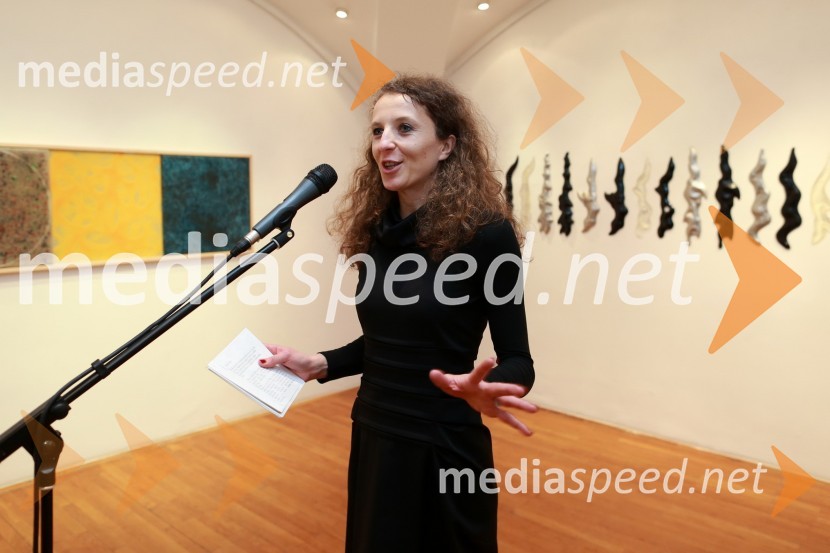 	Polona Lovšin, RikoPredaja lesene modularne hiše Katji Koletnik in predstavitev del Alena Ožbolta na razstavi Dve strani dotika