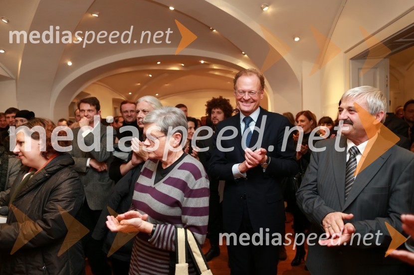 ...; Zdenka Badovinac, direktorica Moderne galerije in Muzeja za sodobno umetnost Metelkova; Janez Škrabec, direktor podjetja Riko d.o.o.Predaja lesene modularne hiše Katji Koletnik in predstavitev del Alena Ožbolta na razstavi Dve strani dotika