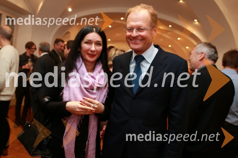 Zdenka Badovinac, direktorica Moderne galerije in Muzeja za sodobno umetnost Metelkova; Janez Škrabec, direktor podjetja Riko d.o.o.Predaja lesene modularne hiše Katji Koletnik in predstavitev del Alena Ožbolta na razstavi Dve strani dotika