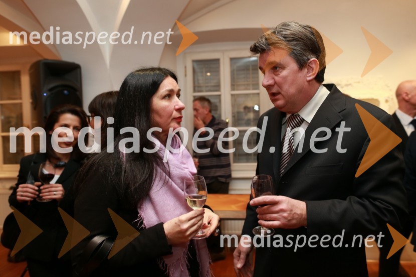 	Zdenka Badovinac, direktorica Moderne galerije in Muzeja za sodobno umetnost Metelkova; Jožef Školč, politikPredaja lesene modularne hiše Katji Koletnik in predstavitev del Alena Ožbolta na razstavi Dve strani dotika