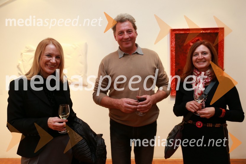 Lilijana Weinberger, izvršna direktorica za prodajo v podjetju INLES; Vlado Oražen; Karmen OraženPredaja lesene modularne hiše Katji Koletnik in predstavitev del Alena Ožbolta na razstavi Dve strani dotika