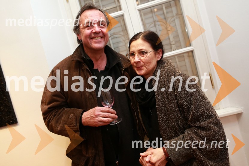 Matjaž Počivašek; Mojka PočivašekPredaja lesene modularne hiše Katji Koletnik in predstavitev del Alena Ožbolta na razstavi Dve strani dotika