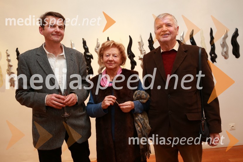 Predaja lesene modularne hiše Katji Koletnik in predstavitev del Alena Ožbolta na razstavi Dve strani dotika