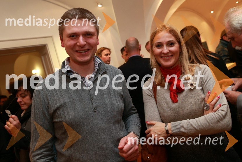 Predaja lesene modularne hiše Katji Koletnik in predstavitev del Alena Ožbolta na razstavi Dve strani dotika