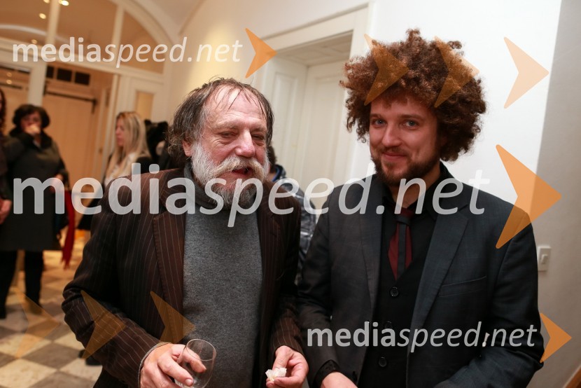 Zdravko Duša, pisatelj; ...
Predaja lesene modularne hiše Katji Koletnik in predstavitev del Alena Ožbolta na razstavi Dve strani dotika