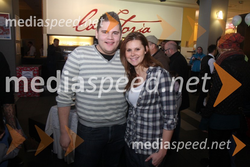 	
 	Nik Kavčič, tekmovalec v resničnostnem šovu Gostilna išče šefa; Teja Perjet, tekmovalka v resničnostnem šovu Gostilna išče šefaOtvoritev lokala La Storia v Planetu Tuš Maribor in druženje s tekmovalci iz šova Gostilna išče šefa