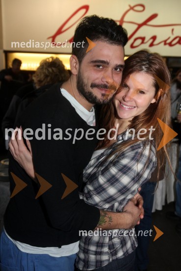 	
 	Jani Jugovič, tekmovalec v resničnostnem šovu Gostilna išče šefa; Teja Perjet, tekmovalka v resničnostnem šovu Gostilna išče šefaOtvoritev lokala La Storia v Planetu Tuš Maribor in druženje s tekmovalci iz šova Gostilna išče šefa