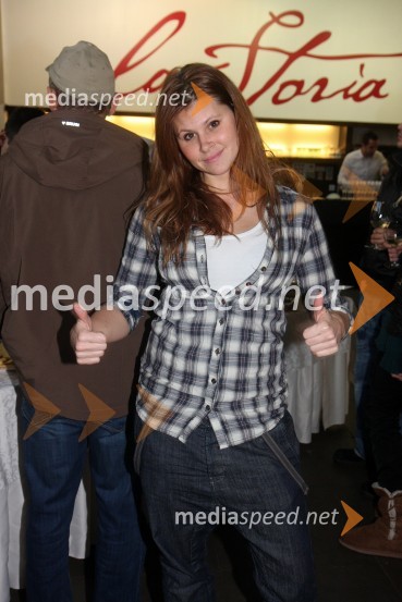 	 Teja Perjet, tekmovalka v resničnostnem šovu Gostilna išče šefaOtvoritev lokala La Storia v Planetu Tuš Maribor in druženje s tekmovalci iz šova Gostilna išče šefa