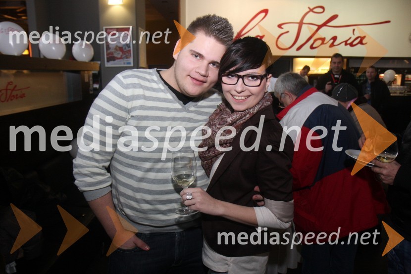 Nik Kavčič, tekmovalec v resničnostnem šovu Gostilna išče šefa; njegovo dekleOtvoritev lokala La Storia v Planetu Tuš Maribor in druženje s tekmovalci iz šova Gostilna išče šefa