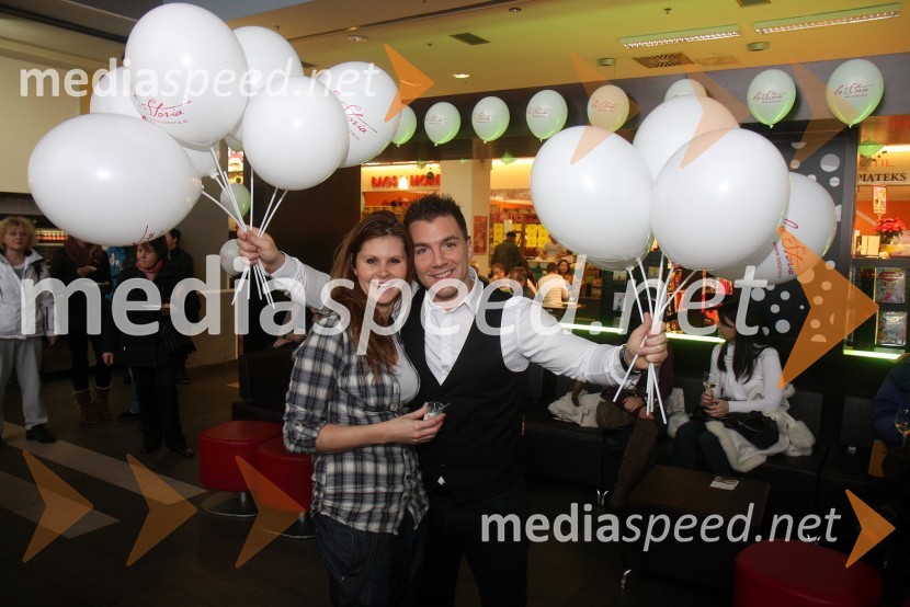 Teja Perjet, tekmovalka v resničnostnem šovu Gostilna išče šefa; Mišo StevanovičOtvoritev lokala La Storia v Planetu Tuš Maribor in druženje s tekmovalci iz šova Gostilna išče šefa