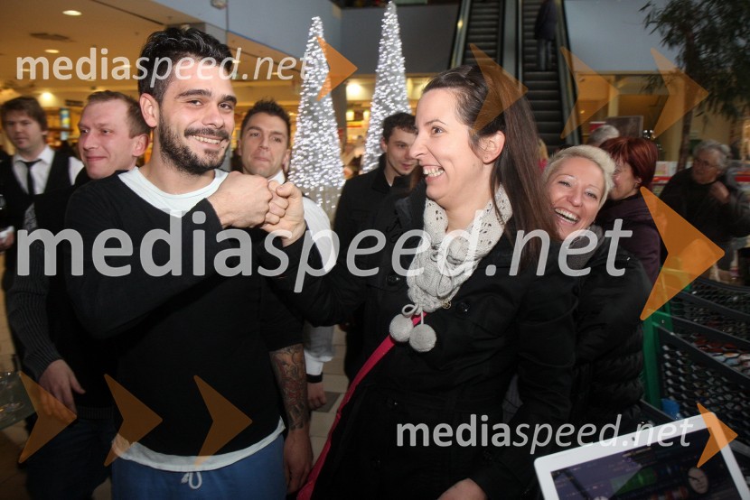 Jani Jugovič, tekmovalec v resničnostnem šovu Gostilna išče šefa; Julijana Krapež, tekmovalka v resničnostnem šovu Gostilna išče šefaOtvoritev lokala La Storia v Planetu Tuš Maribor in druženje s tekmovalci iz šova Gostilna išče šefa