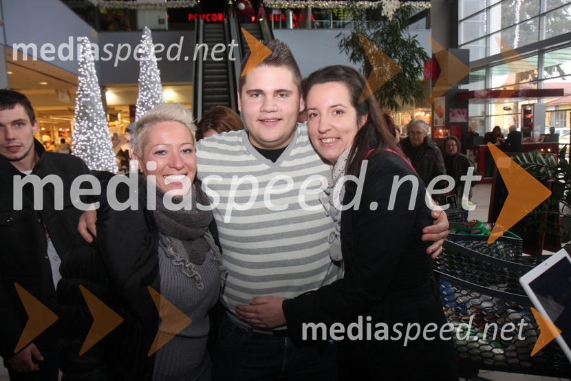 Petra Polanec, tekmovalka v resničnostnem šovu Gostilna išče šefa; Nik Kavčič, tekmovalec v resničnostnem šovu Gostilna išče šefa; Julijana Krapež, tekmovalka v resničnostnem šovu Gostilna išče šefaOtvoritev lokala La Storia v Planetu Tuš Maribor in druženje s tekmovalci iz šova Gostilna išče šefa