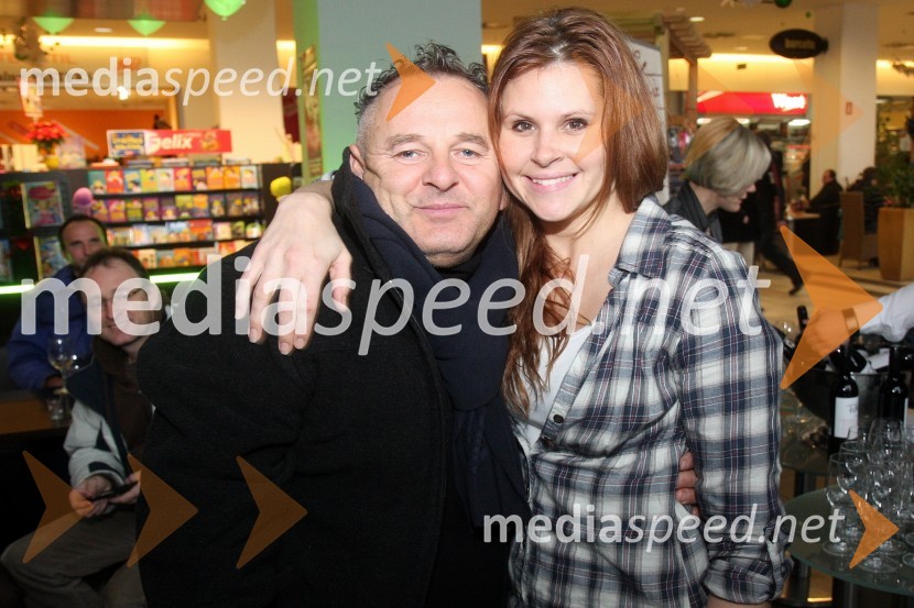 Zoran Prodanović, tekmovalec v resničnostnem šovu Gostilna išče šefa; Teja Perjet, tekmovalka v resničnostnem šovu Gostilna išče šefaOtvoritev lokala La Storia v Planetu Tuš Maribor in druženje s tekmovalci iz šova Gostilna išče šefa