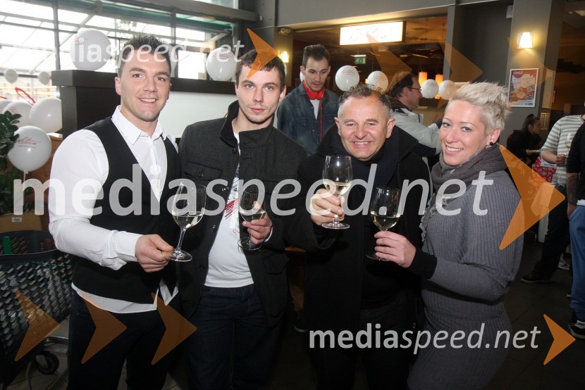 Mišo Stevanovič; Luka Radovanovič, tekmovalec v resničnostnem šovu Gostilna išče šefa; Zoran Prodanović, tekmovalec v resničnostnem šovu Gostilna išče šefa; Petra Polanec, tekmovalka v resničnostnem šovu Gostilna išče šefaOtvoritev lokala La Storia v Planetu Tuš Maribor in druženje s tekmovalci iz šova Gostilna išče šefa