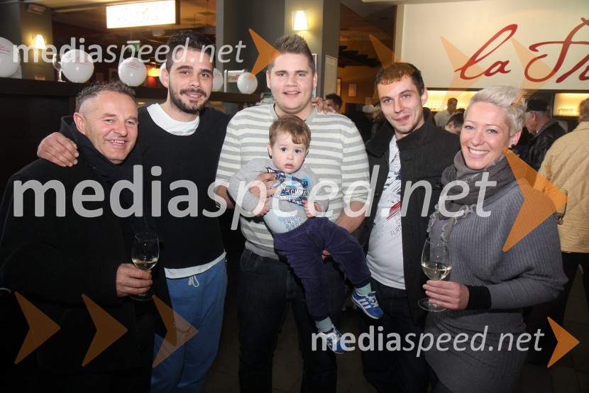 Zoran Prodanović, tekmovalec v resničnostnem šovu Gostilna išče šefa; Jani Jugovič, tekmovalec v resničnostnem šovu Gostilna išče šefa; Nik Kavčič, tekmovalec v resničnostnem šovu Gostilna išče šefa; oboževalec Nino; Luka Radovanovič, tekmovalec v resničnostnem šovu Gostilna išče šefa; Petra Polanec, tekmovalka v resničnostnem šovu Gostilna išče šefaOtvoritev lokala La Storia v Planetu Tuš Maribor in druženje s tekmovalci iz šova Gostilna išče šefa