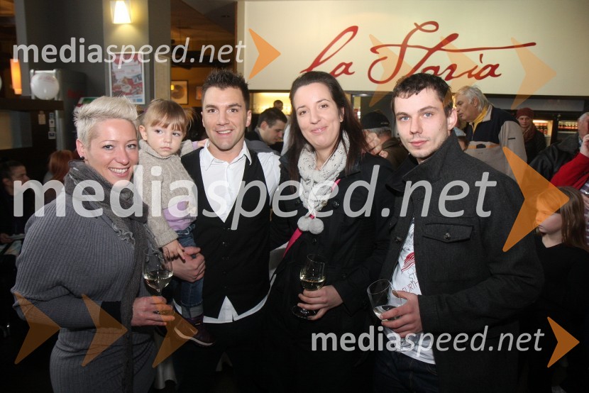 Petra Polanec, tekmovalka v resničnostnem šovu Gostilna išče šefa; Mišo Stevanovič; hčerka Noemi, Julijana Krapež, tekmovalka v resničnostnem šovu Gostilna išče šefa; Luka Radovanovič, tekmovalec v resničnostnem šovu Gostilna išče šefOtvoritev lokala La Storia v Planetu Tuš Maribor in druženje s tekmovalci iz šova Gostilna išče šefa