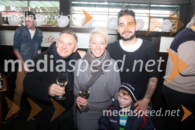 Zoran Prodanović, tekmovalec v resničnostnem šovu Gostilna išče šef; Petra Polanec, tekmovalka v resničnostnem šovu Gostilna išče šefa; ...; Jani Jugovič, tekmovalec v resničnostnem šovu Gostilna išče šefOtvoritev lokala La Storia v Planetu Tuš Maribor in druženje s tekmovalci iz šova Gostilna išče šefa