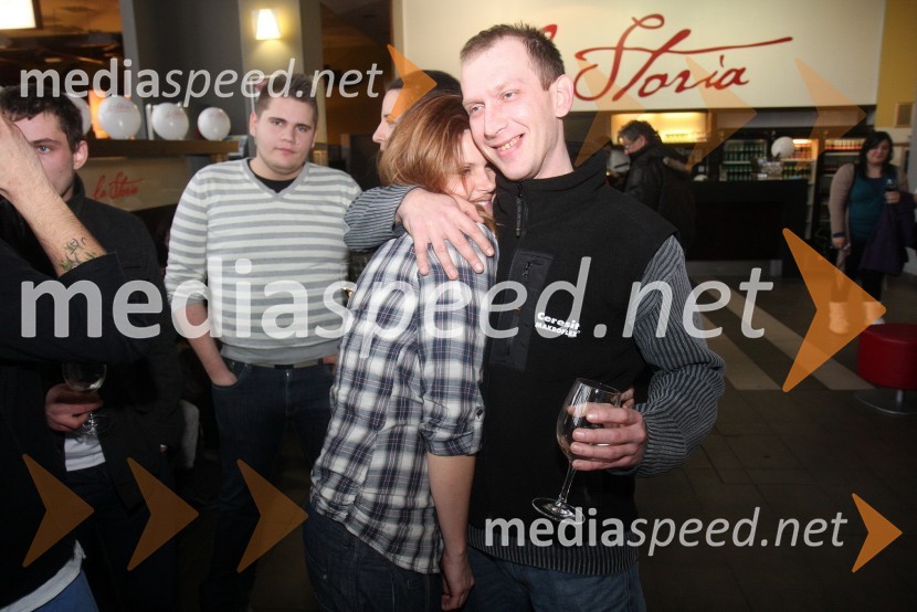 Teja perjet, tekmovalka v resničnostnem šovu Gostilna išče šefa; Branko Grah, tekmovalec v resničnostnem šovu Gostilna išče šefOtvoritev lokala La Storia v Planetu Tuš Maribor in druženje s tekmovalci iz šova Gostilna išče šefa