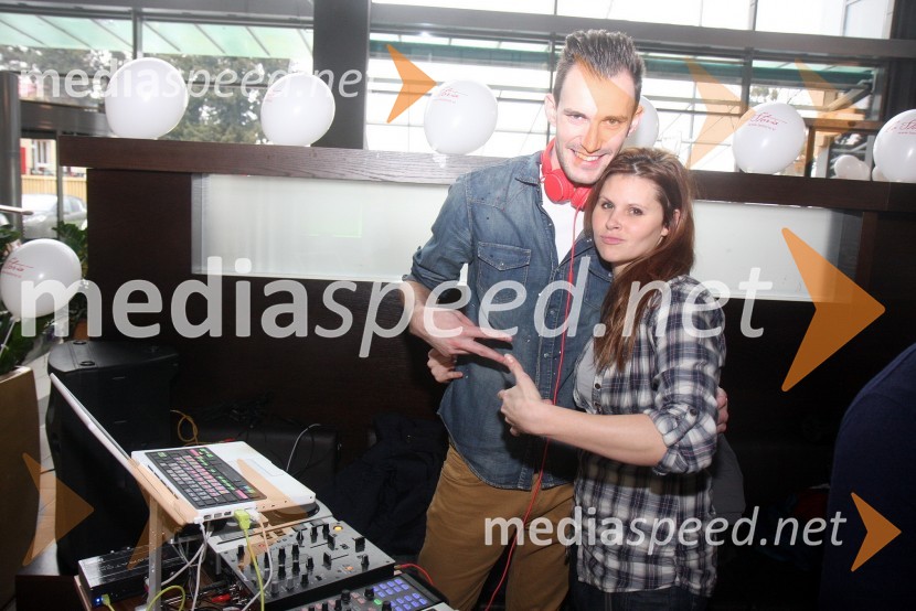 Dj; Teja Perjet, tekmovalka v resničnostnem šovu Gostilna išče šefaOtvoritev lokala La Storia v Planetu Tuš Maribor in druženje s tekmovalci iz šova Gostilna išče šefa