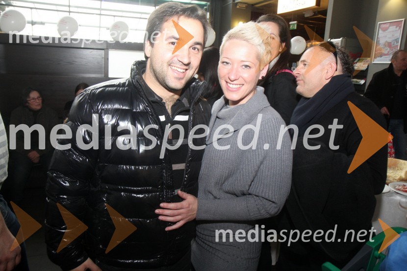 Tim Ribič, tenorist; Petra Polanec, tekmovalka v resničnostnem šovu Gostilna išče šefaOtvoritev lokala La Storia v Planetu Tuš Maribor in druženje s tekmovalci iz šova Gostilna išče šefa