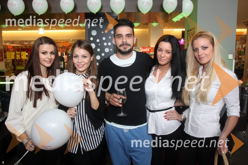 	Aida Muratović, manekenka; Tamara Zagoranski; Jani Jugovič, tekmovalec v resničnostnem šovu Gostilna išče šefa; Nastja Hercog; Tjaša Nedelko, manekenkaOtvoritev lokala La Storia v Planetu Tuš Maribor in druženje s tekmovalci iz šova Gostilna išče šefa