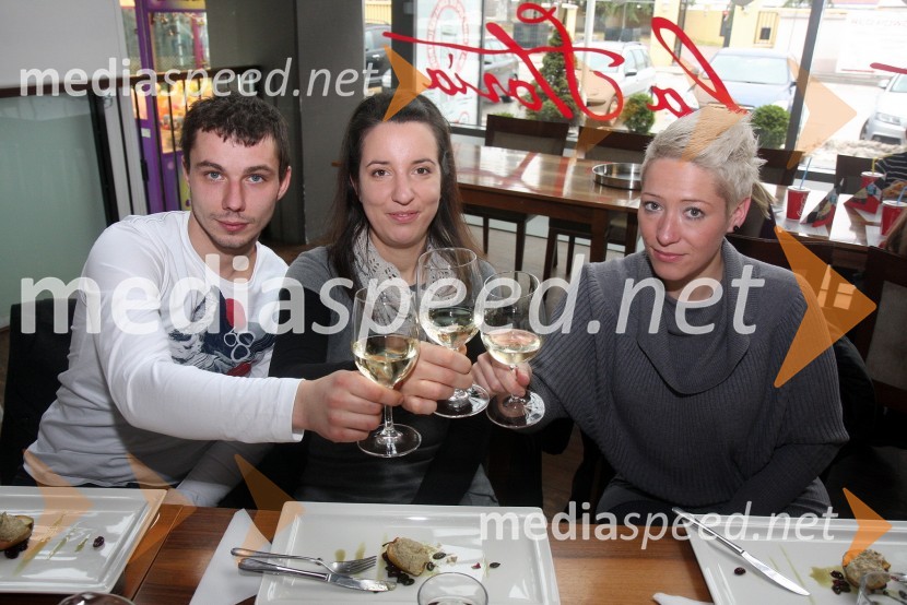 	 Nik Kavčič, tekmovalec v resničnostnem šovu Gostilna išče šefa; Julijana, tekmovalka v resničnostnem šovu Gostilna išče šefa; Petra, tekmovalka v resničnostnem šovu Gostilna išče šefaOtvoritev lokala La Storia v Planetu Tuš Maribor in druženje s tekmovalci iz šova Gostilna išče šefa