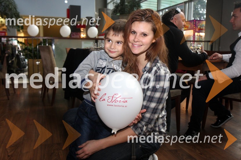 Teja Perjet, tekmovalka v resničnostnem šovu Gostilna išče šefa; Janijev sin TajOtvoritev lokala La Storia v Planetu Tuš Maribor in druženje s tekmovalci iz šova Gostilna išče šefa