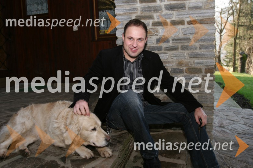 Boštjan Konečnik, glasbenik s psičko LejloBoštjan Konečnik, glasbenik