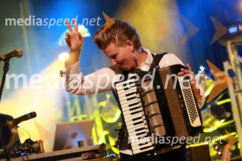 Petra Trobec, skupina ManoucheBajaga i Instruktori ter Manouche, tradicionalni božični koncert
