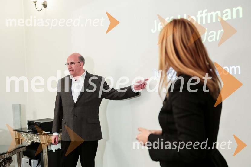 Jeff Hoffman, svetovalec Baracka Obame; mag. Ajša Vodnik, izvršna direktorica Ameriške gospodarske zbornice (AmCham)AmCham, srečanje in pogovor z Jeffom Hoffmanom, svetovalcem Baracka Obame